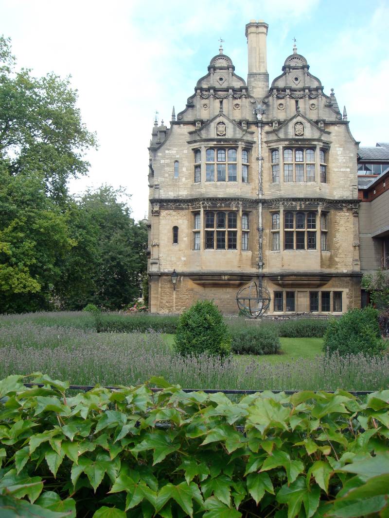 Making the move from EFL to EAP by Lauren Gurteen